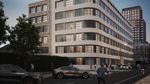 Un bâtiment moderne doté d’une façade incurvée, de plusieurs étages et de grandes fenêtres.
