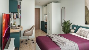 Une chambre moderne avec un lit, un bureau, une chaise et une grande fenêtre.