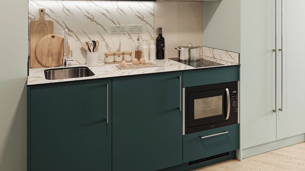 Une cuisine moderne avec des armoires de couleur turquoise, un dosseret en marbre et un four encastré.