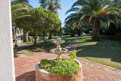 Serene 8-bedroom bed & breakfast in charming Cape Town