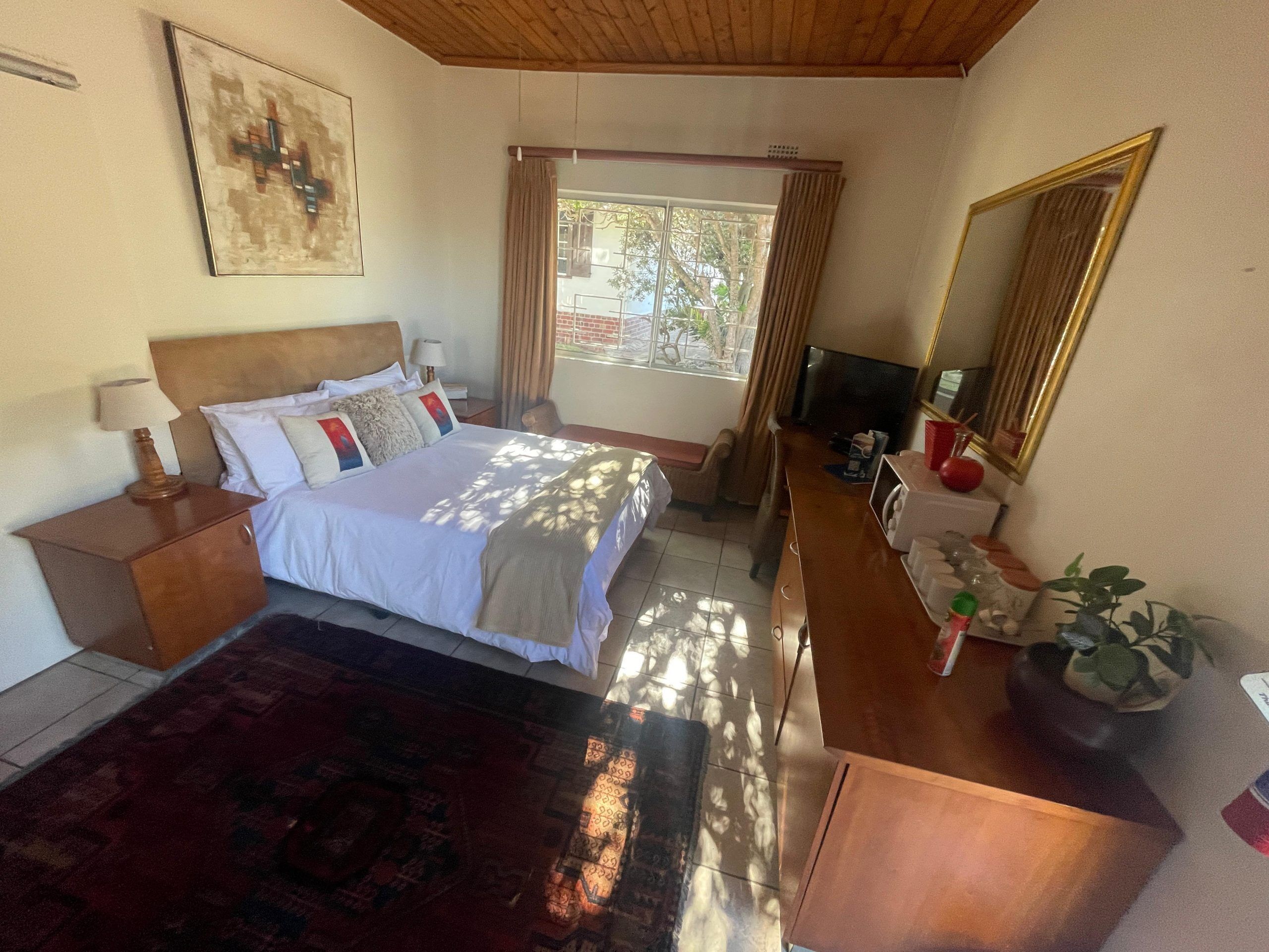 8 bedrooms, WiFi, bed sheets