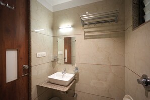 Deluxe-Doppelzimmer, Stadtblick | Badezimmer | Dusche, Handtücher, Seife