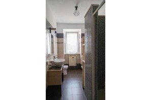 Doccia, asciugacapelli, bidet, asciugamani