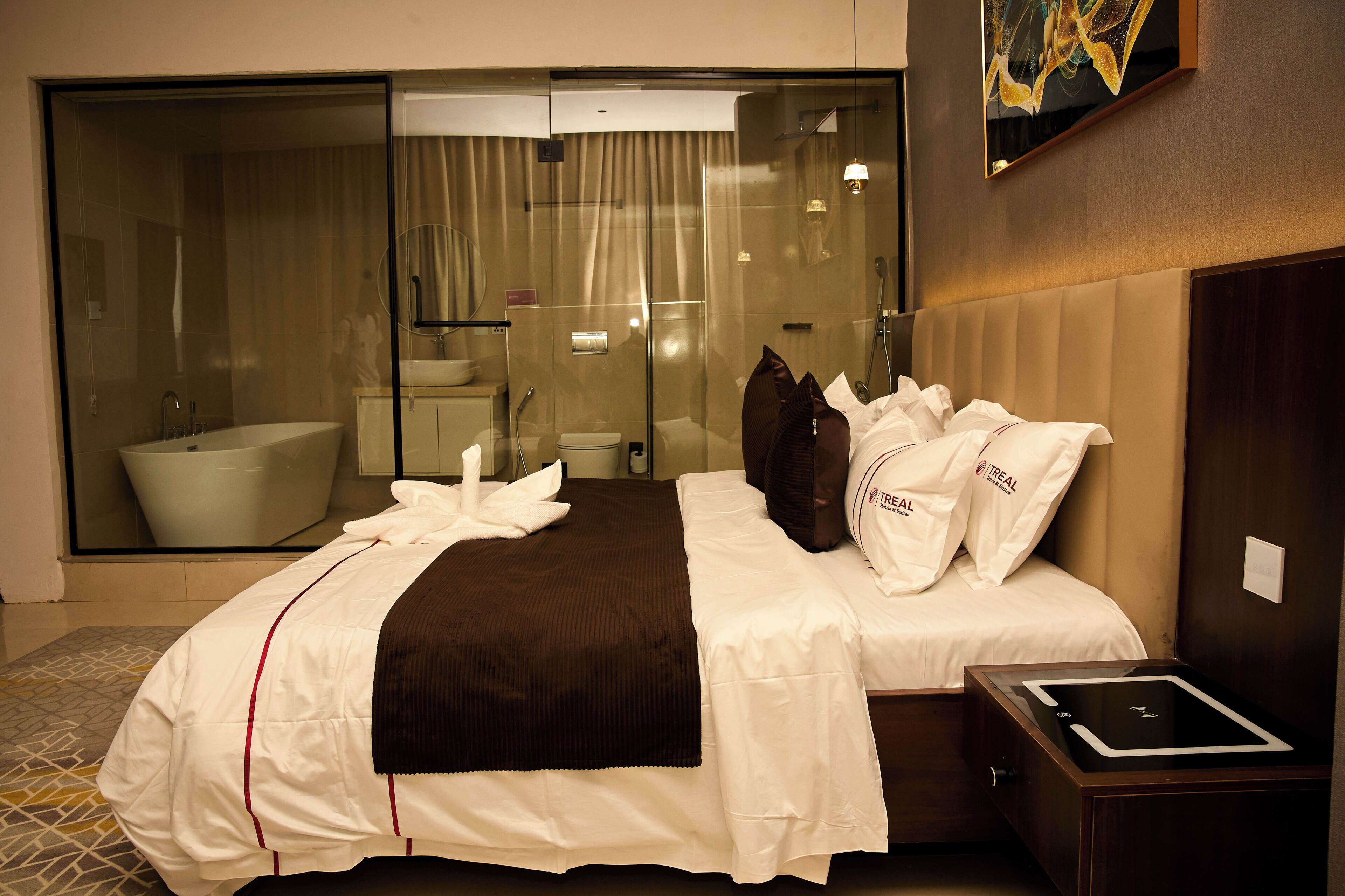 Premium suite, uitzicht op stad | Badkamer | Een bad/douchecombinatie, een haardroger, handdoeken, zeep
