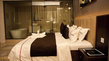 Premium suite, uitzicht op stad | Badkamer | Een bad/douchecombinatie, een haardroger, handdoeken, zeep