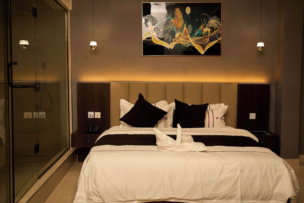 Suite Grand | Escritorio y espacio para trabajar con un portátil