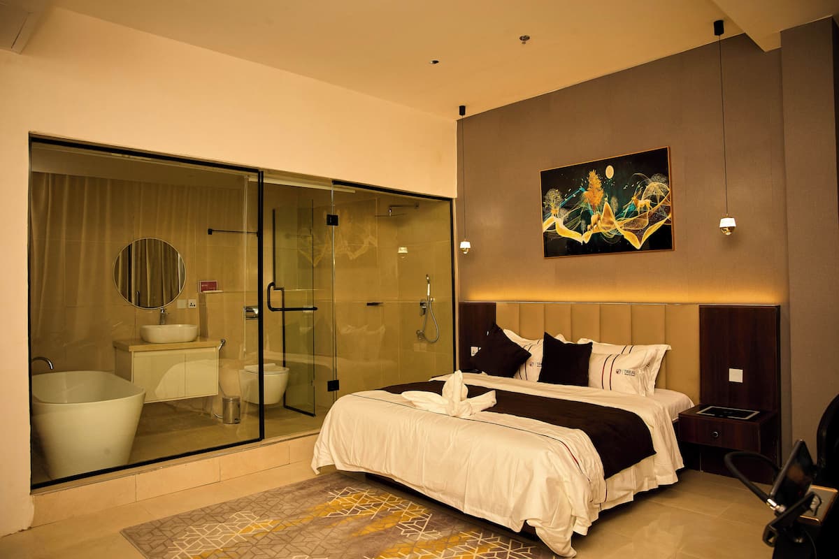 Suite Premium, vistas a la ciudad | Escritorio y espacio para trabajar con un portátil