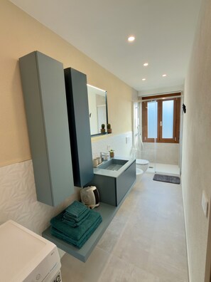 Doccia, asciugacapelli, bidet, asciugamani