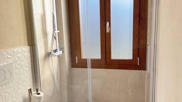 Dusche, Haartrockner, Bidet, Handtücher