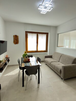 Smart TV, libri, impianto stereo