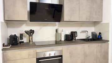 Fridge, oven, stovetop, coffee/tea maker