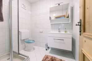 Shower, hair dryer, towels, soap - Vrbo Property (Irdning)