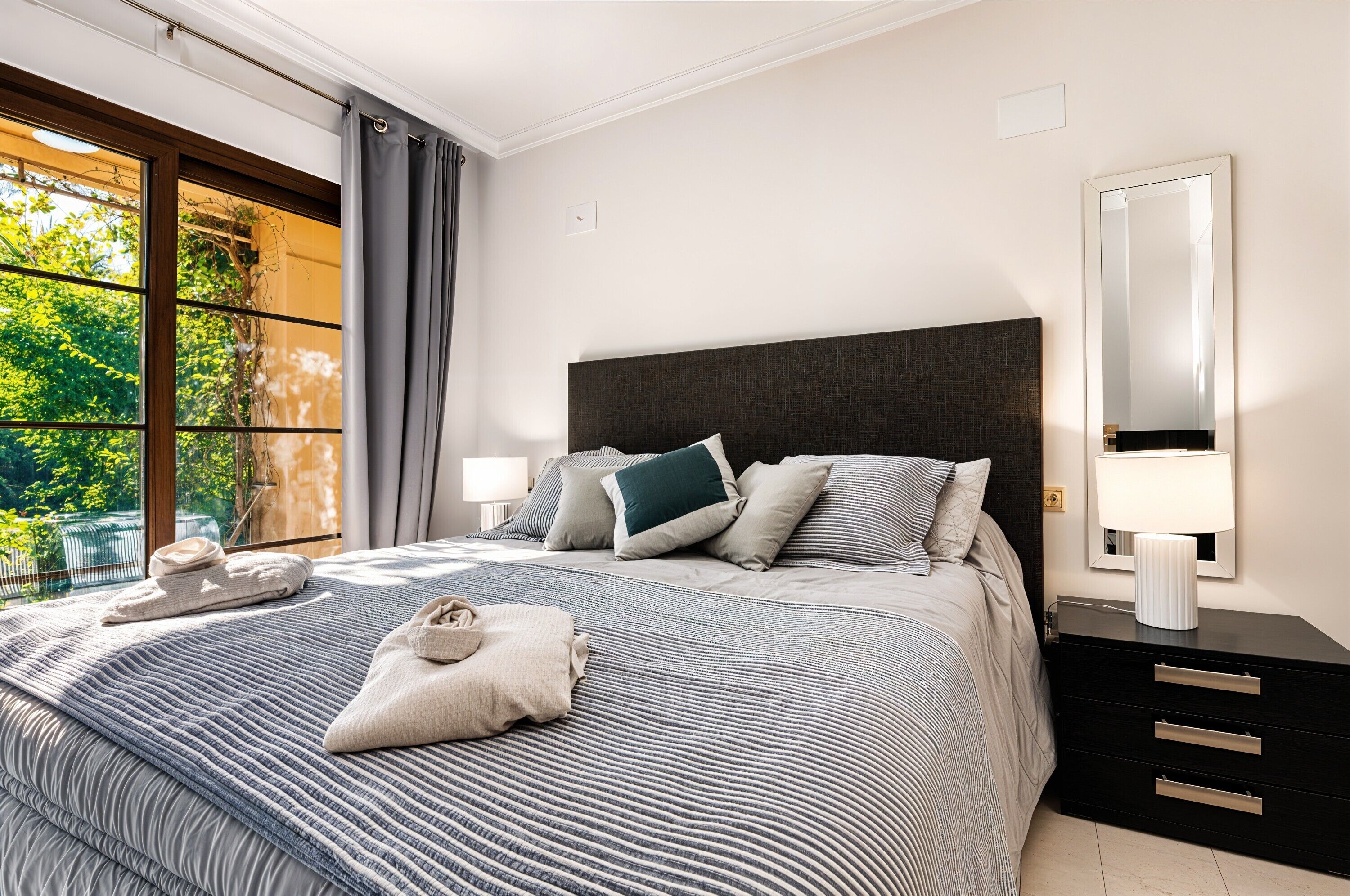 Iron/ironing board, WiFi, bed sheets