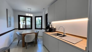 Een koelkast, een microgolfoven, een oven, een kookplaat