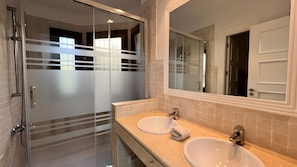 Een douche, een haardroger, handdoeken