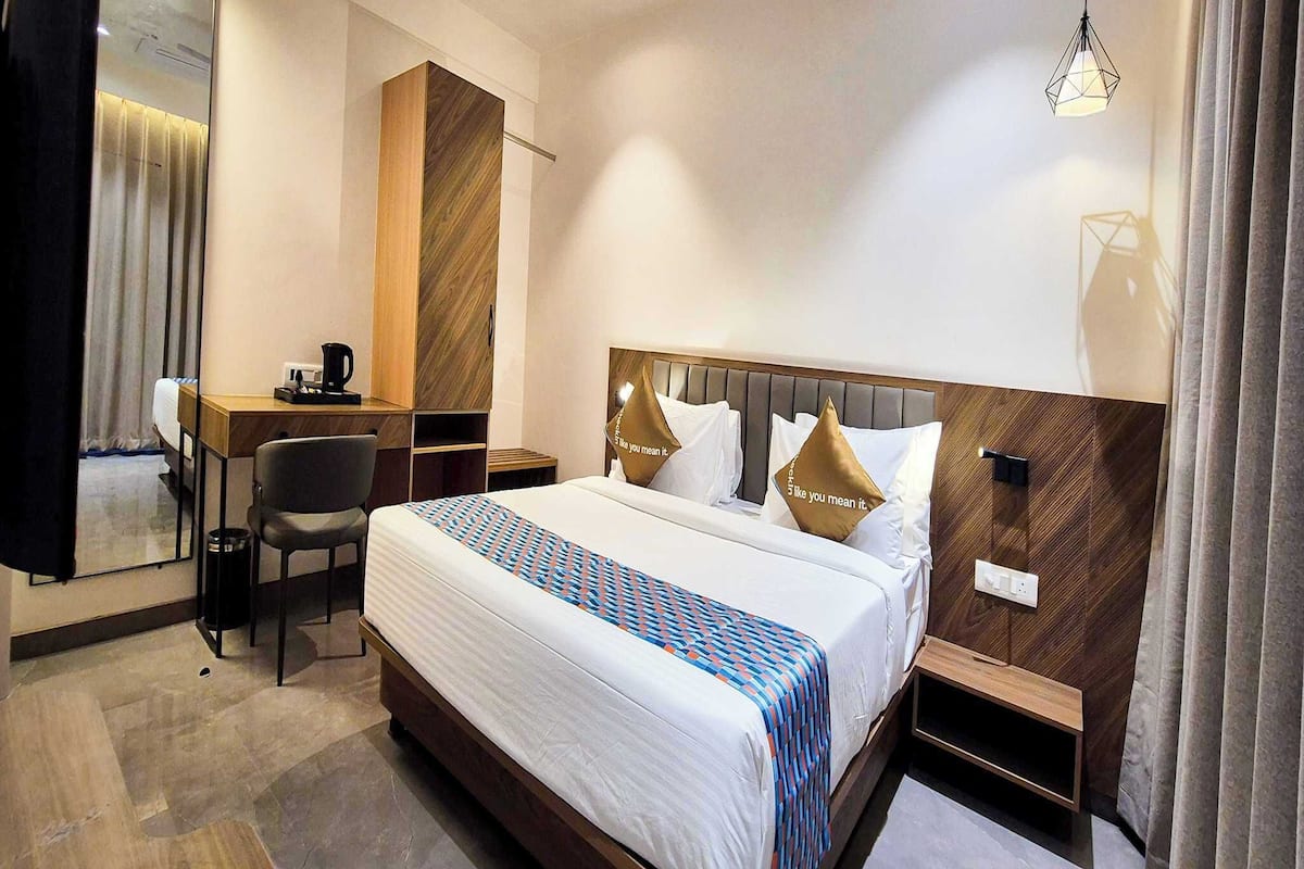 Escritorio, wifi gratis y ropa de cama