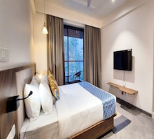 Desk, WiFi (free), bed sheets