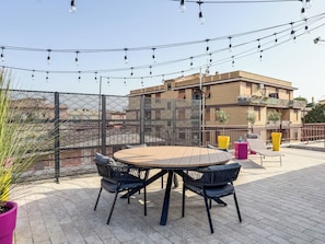 Penthouse, vista a la ciudad | Área de sala de estar