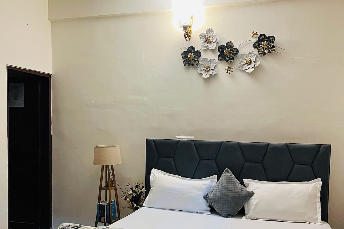 WiFi (free), bed sheets
