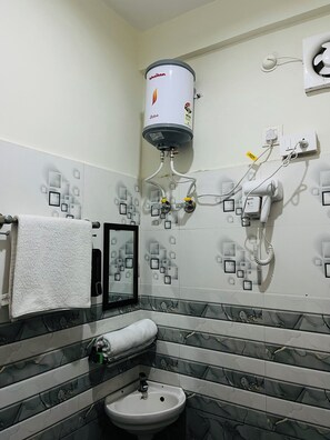 Klassieke tweepersoonskamer | Badkamer | Een douche, een haardroger, handdoeken