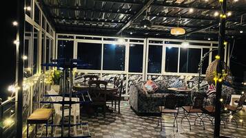 Habitación clásica doble | Restaurante al aire libre