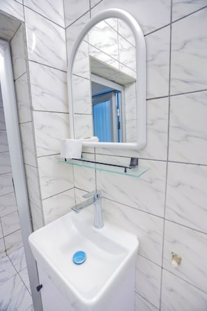 Apartament, balcó, vistes a la ciutat | Bany