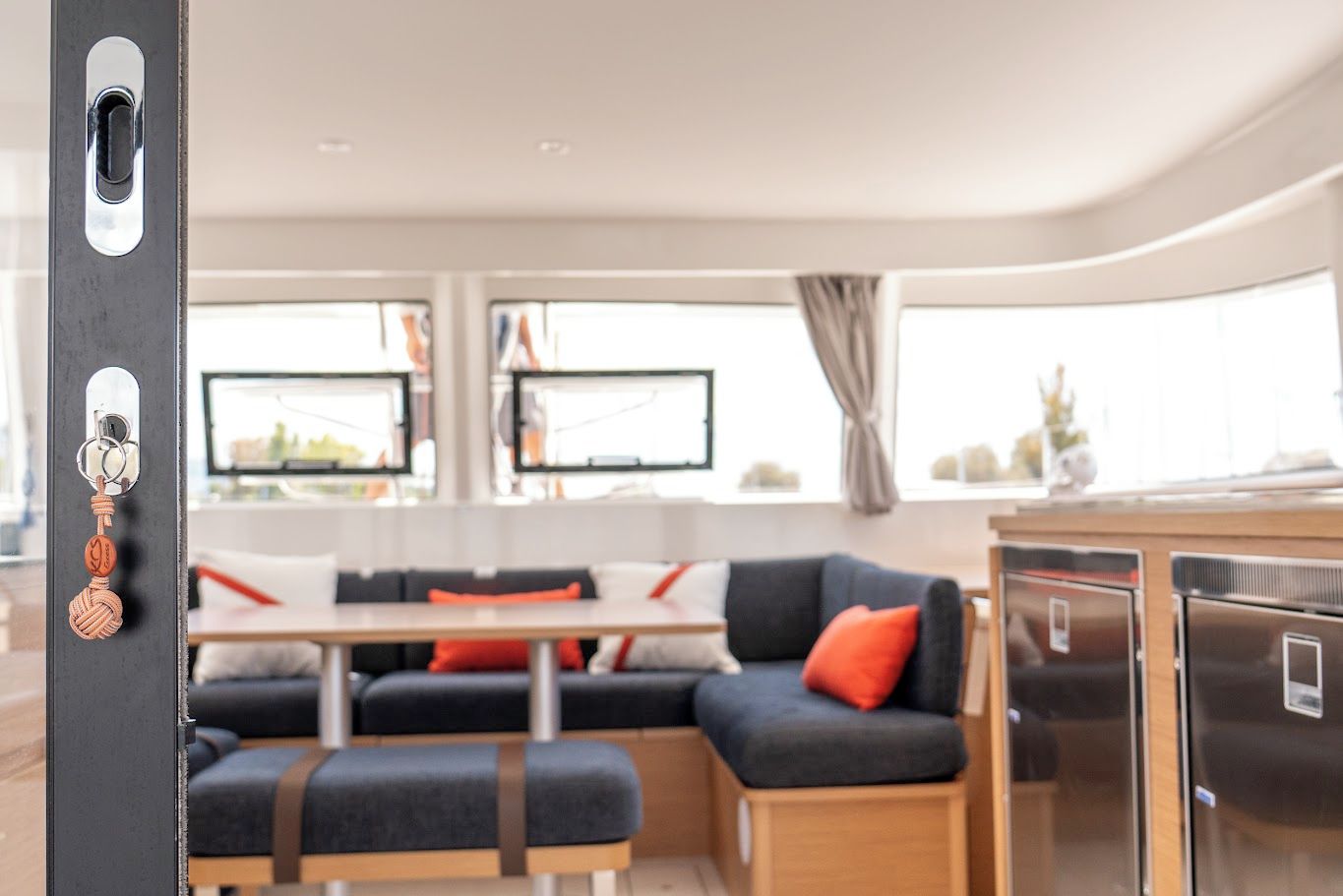 Un intérieur moderne comprenant un coin repas, un espace salon et une cuisine.