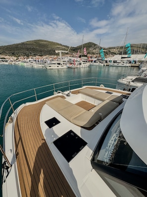 Eine Yacht liegt in einer Marina vor der Kulisse der Stadt festgemacht.