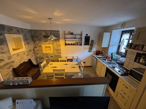 Frigorífico, microondas, horno y placa de cocina