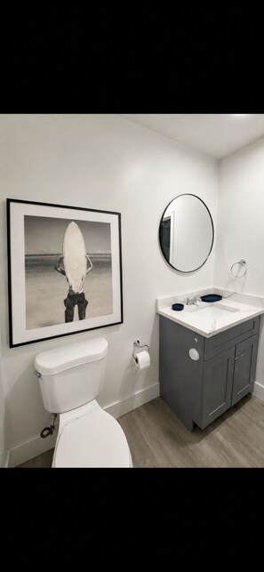 Sèche-cheveux, serviettes fournies, savon, papier toilette