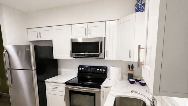 Private kitchen - 2-Bedroom by beaches, airport, cruise hub,Wilton manors heart of Fort Lauderdale (Fort Lauderdale)