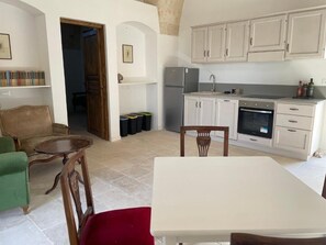 Apartment, Terrasse, Blick auf den Innenhof | Speisen