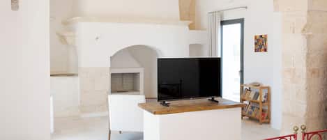 Apartment, Patio, Courtyard View | Free WiFi, bed sheets