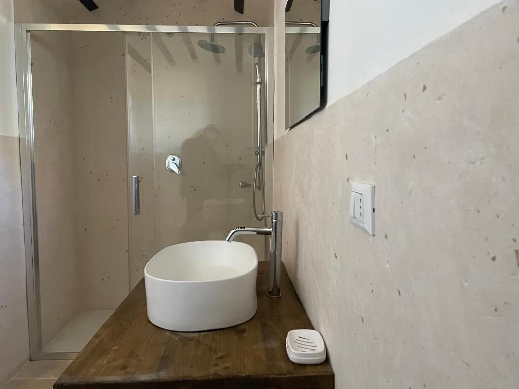 Apartment, Terrasse, Blick auf den Innenhof | Badezimmer