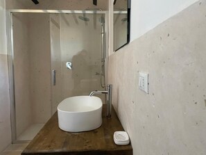 Apartment, Terrasse, Blick auf den Innenhof | Badezimmer