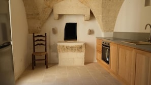 Appartement, patio, vue sur la cour intérieure | Cuisine privée | Cafétière à espresso, moulin à café, vaisselle et ustensiles