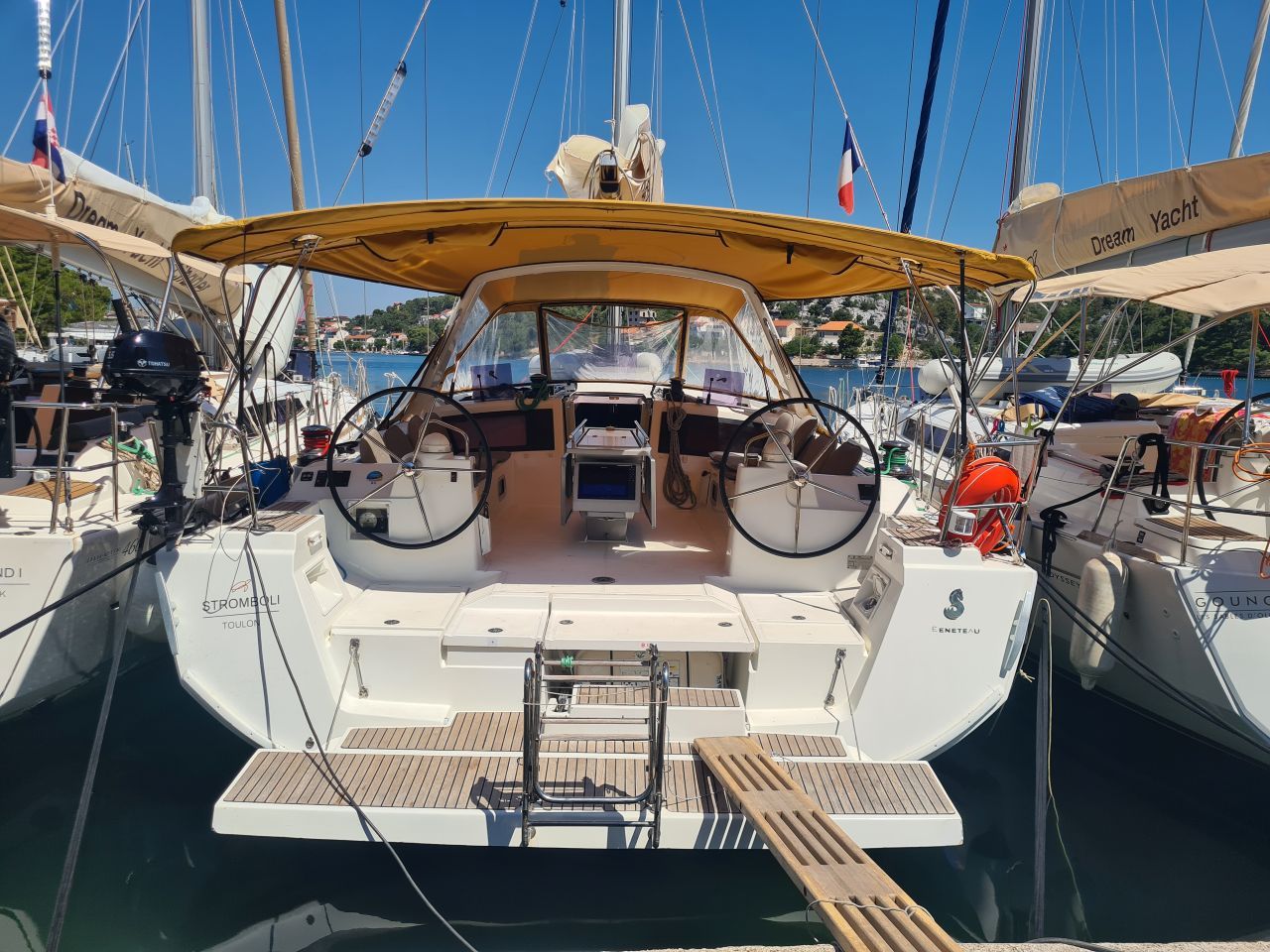 Un yacht doté d’un cockpit fermé, de plusieurs panneaux de commande et d’une bouée de sauvetage.