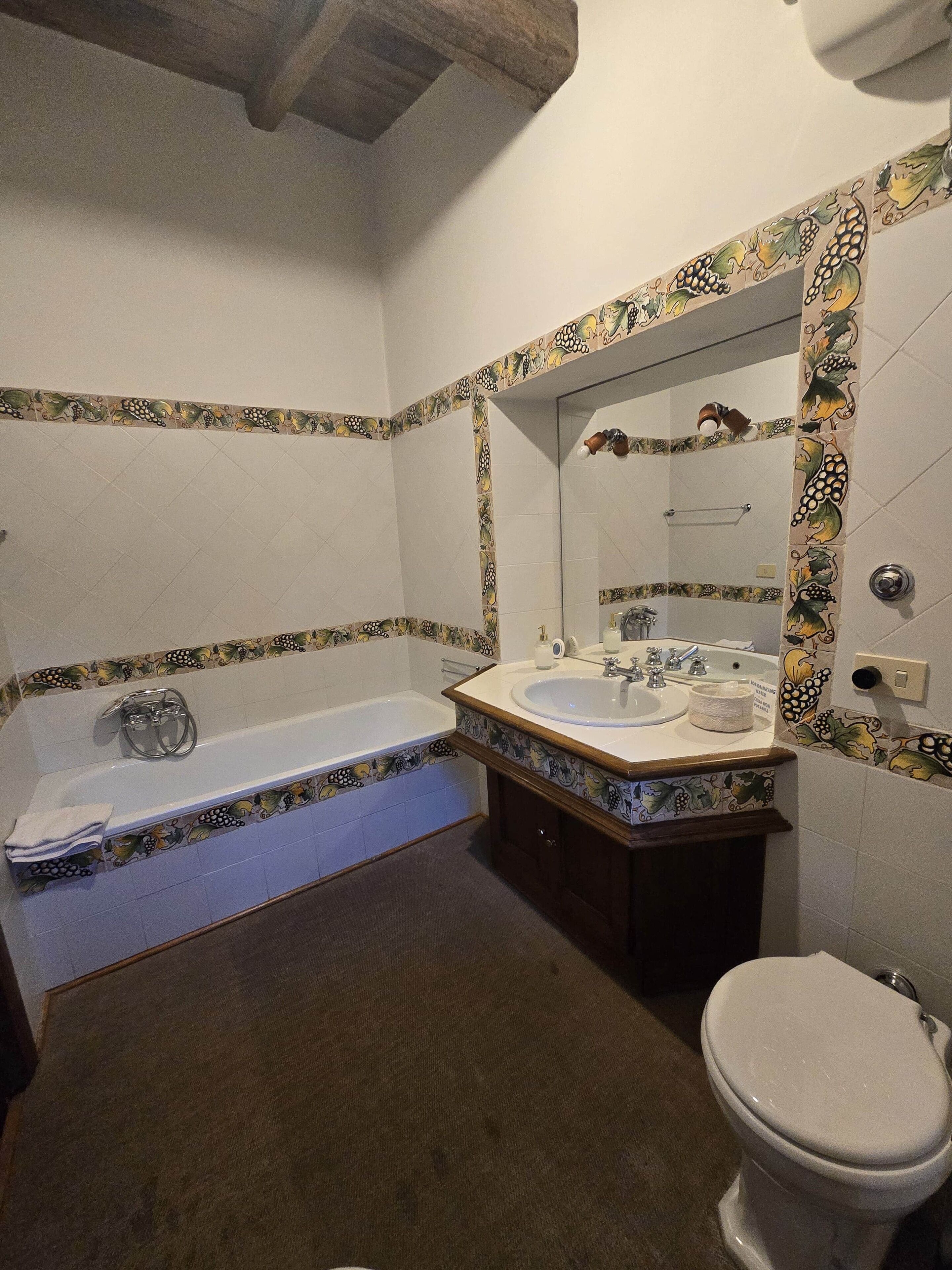 Un bagno con vasca, lavandino e WC.