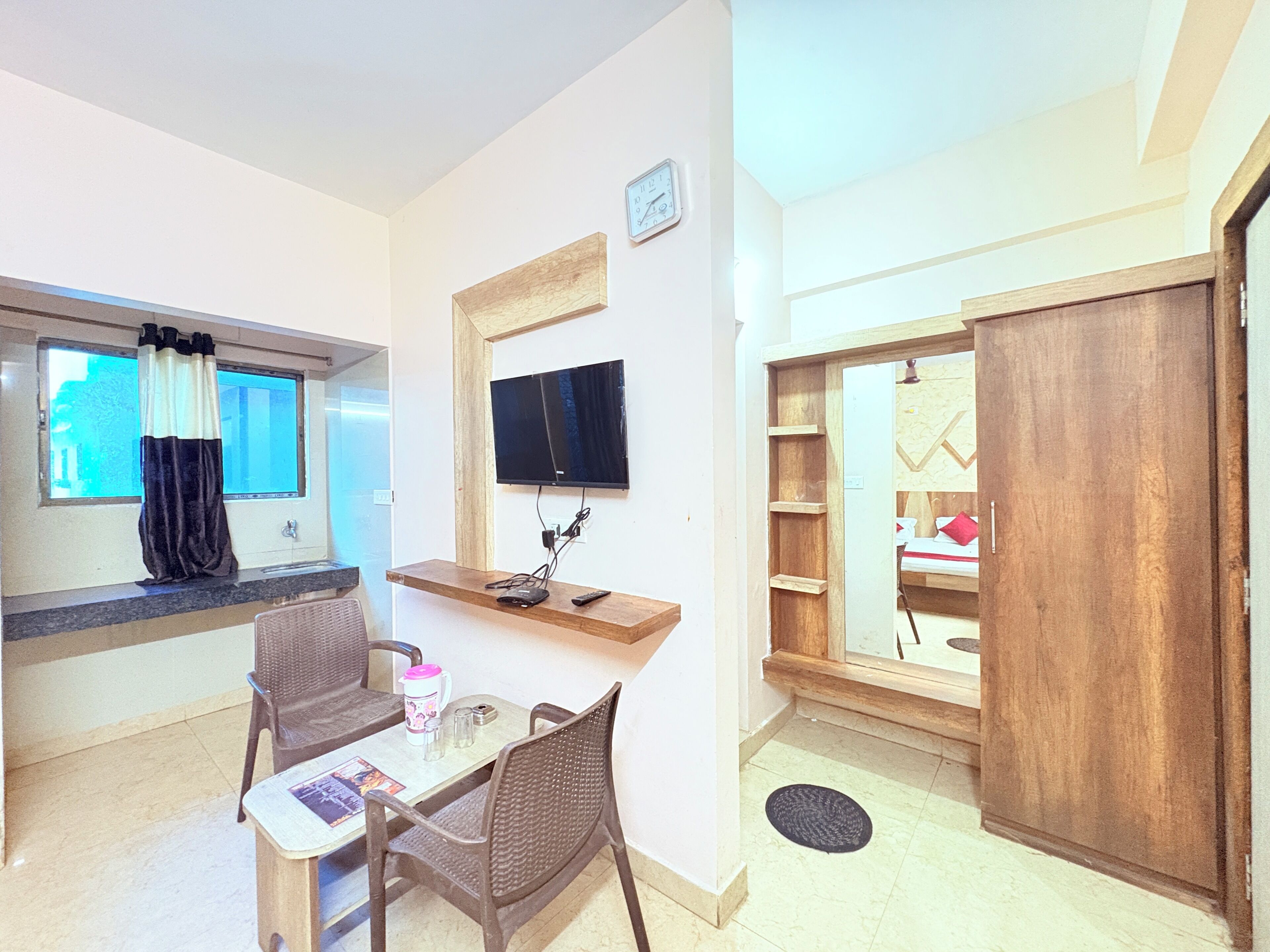 Desk, free WiFi