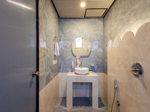 Doccia, asciugamani, sapone, shampoo