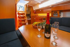 Bar (on property) - Sun-Kissed Sailing Adventure in Split, Croatia (Kaštel Gomilica)
