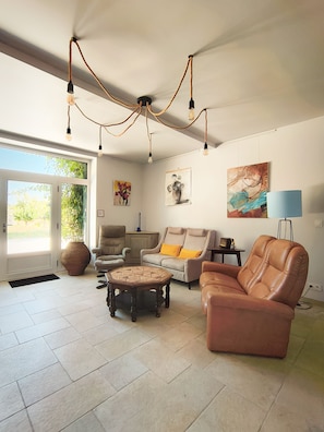 TV, books - Large Family Home in Périgord - 6 Bedrooms/Bathrooms, Lake 2 km Away in a Quiet Setting (Montpeyroux)