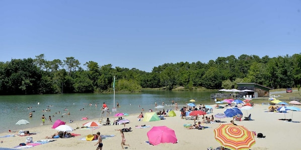 Beach - Large Family Home in Périgord - 6 Bedrooms/Bathrooms, Lake 2 km Away in a Quiet Setting (Montpeyroux)