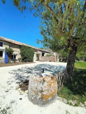 Property grounds - Large Family Home in Périgord - 6 Bedrooms/Bathrooms, Lake 2 km Away in a Quiet Setting (Montpeyroux)