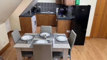 Fridge, oven, stovetop, electric kettle