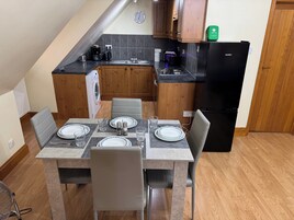Refrigerador, horno, placa de cocina, tetera/pava eléctrica