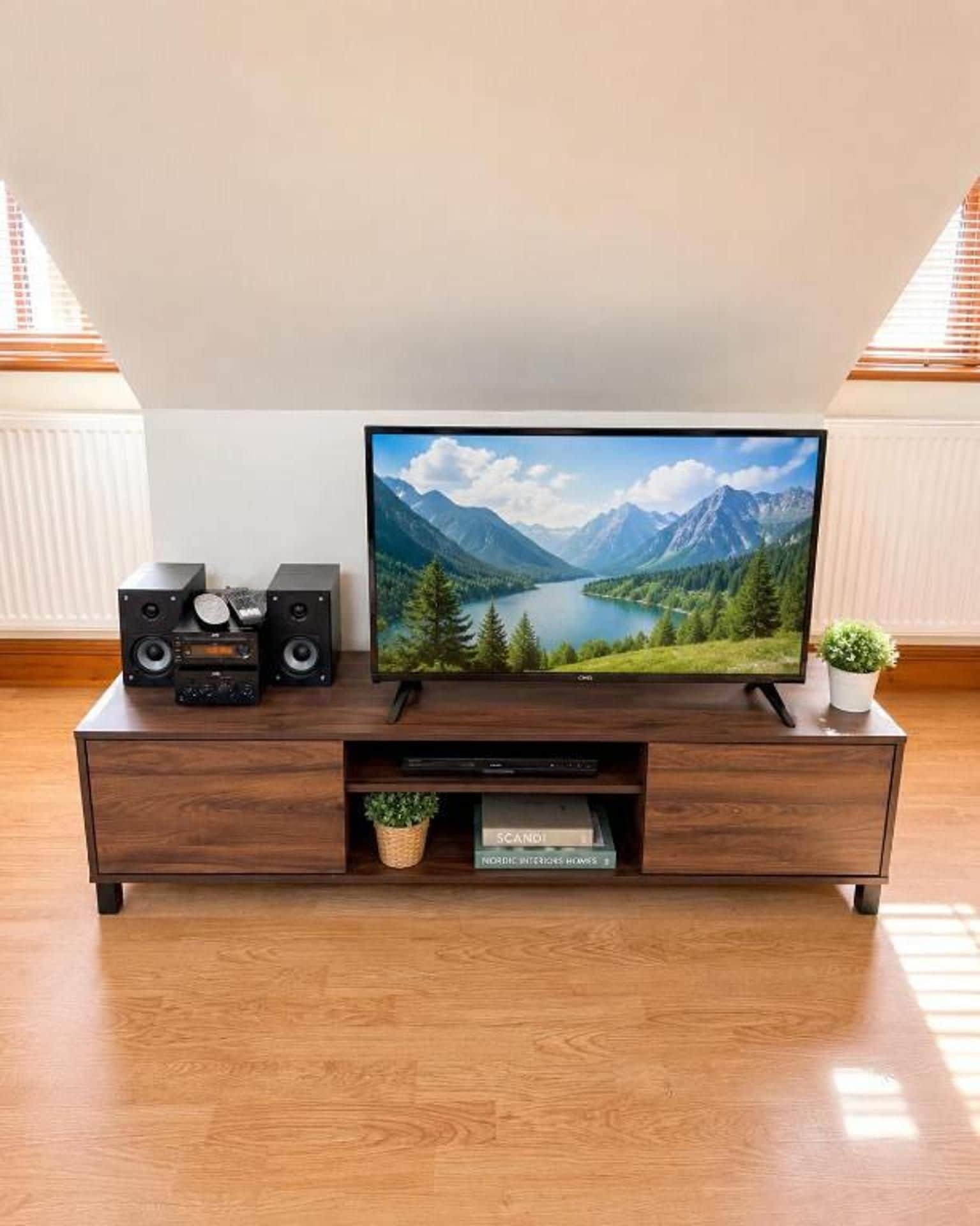 Un mueble de madera con un televisor de pantalla plana, parlantes y una planta pequeña.
