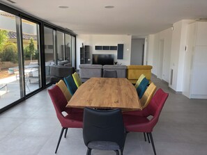 Ein moderner Essbereich mit einem Holztisch und bunten Stühlen.