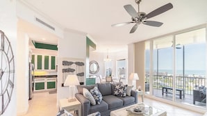 Een moderne woonkamer met een bank, salontafel en een balkon met uitzicht.