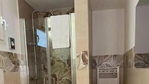 Douche, sèche-cheveux, bidet, serviettes fournies